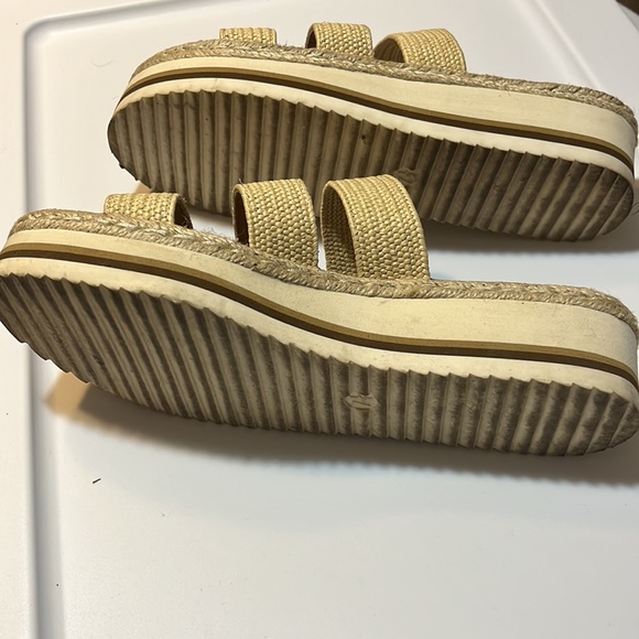 Universal Thread sandals. Size 7.5 - Picture 3 of 4